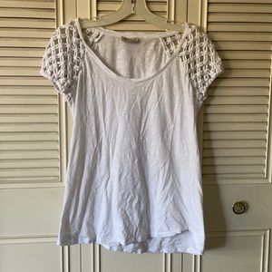 LUCKY BRAND WHITE TEE  W/CROCHET SLEEVES- SIZE S